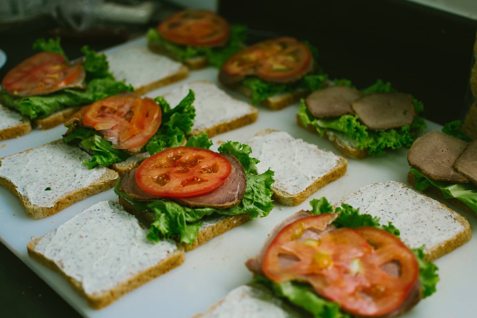 <h1>Waarom wordt een kant-en-klare sandwich met tomaat niet zompig?</h1>