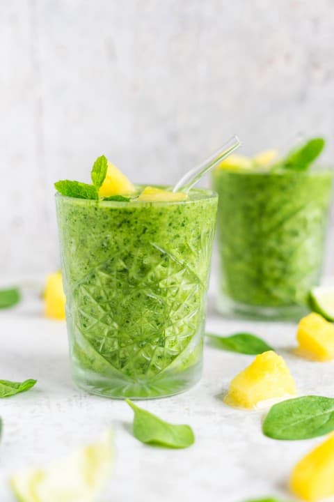 Ananas-spinazie smoothie met verse munt