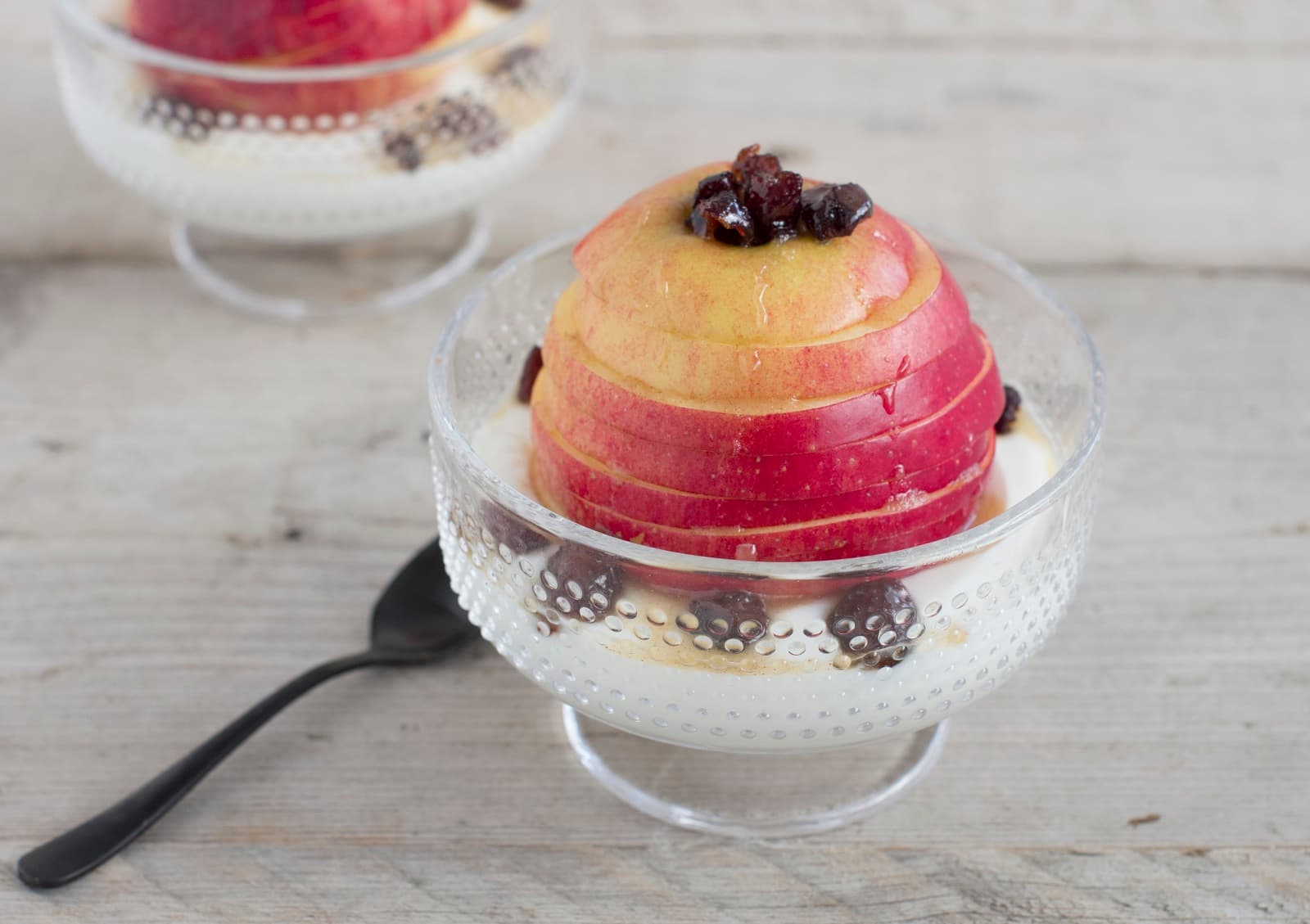 Lekker snel toetje met appel, honing en cranberries