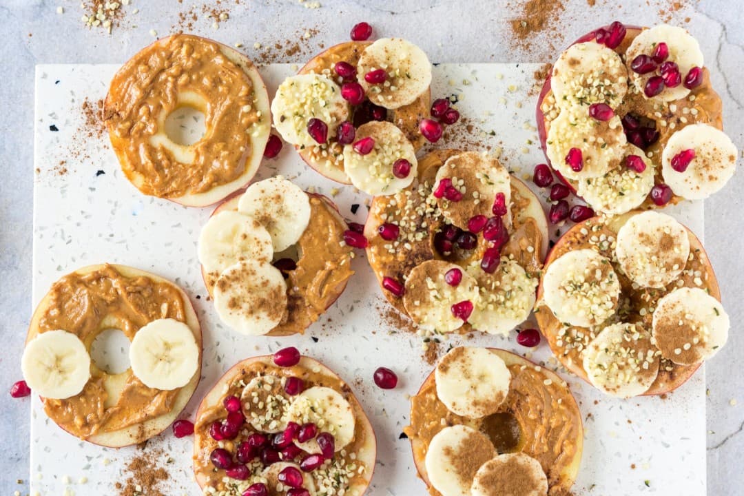Appelplakjes met notenboter, banaan, kaneel en hennepzaad