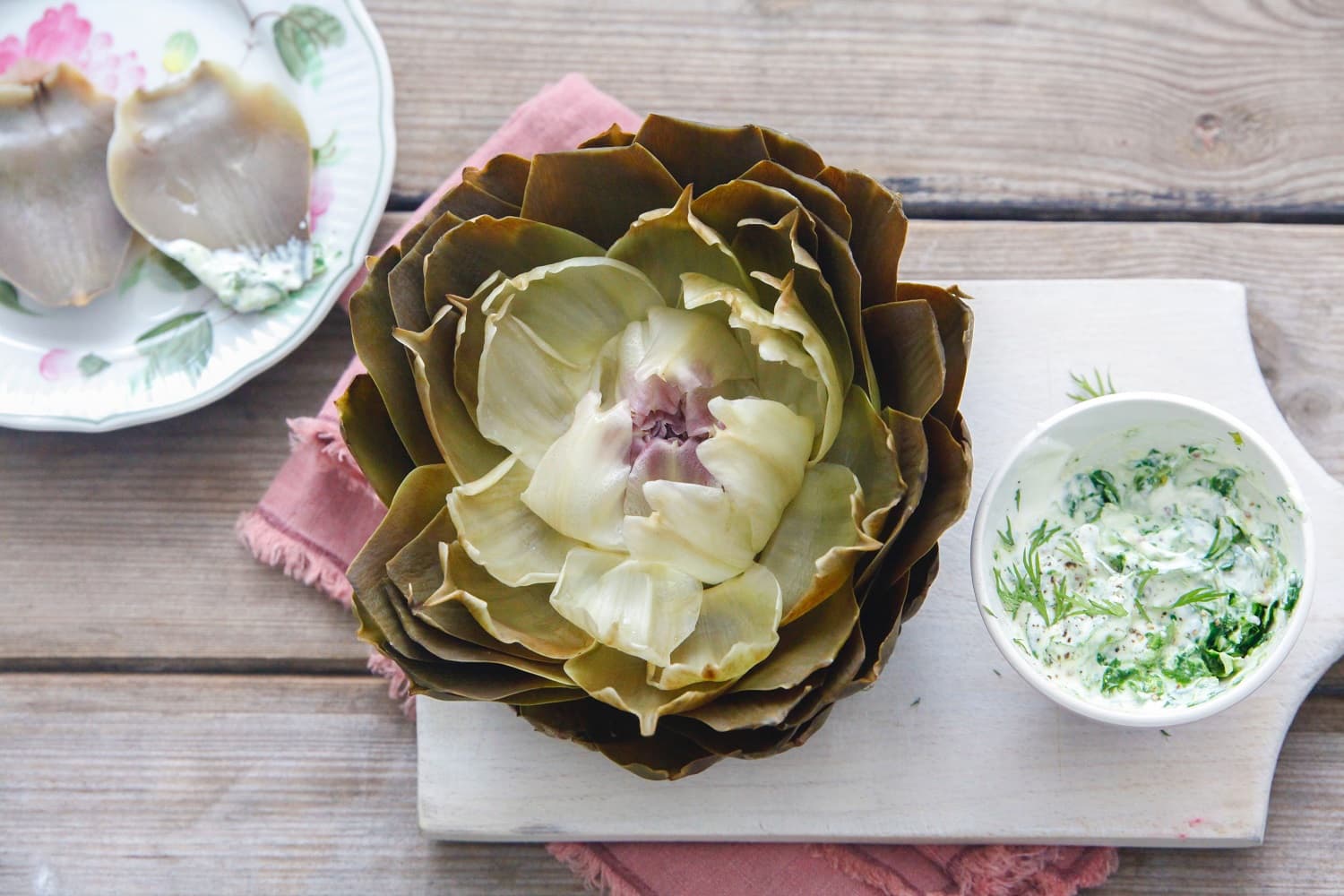 Artisjok met dip van waterkers, dille en mosterd