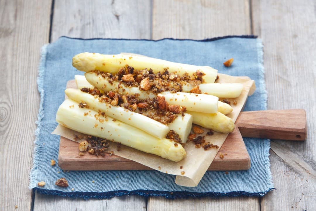Asperges met amandelkruimels