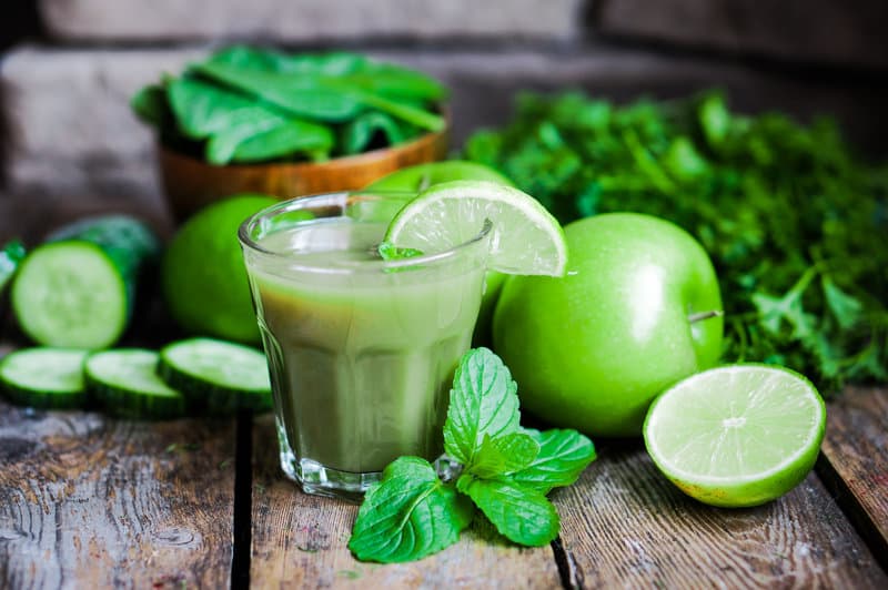 Groene smoothie van boerenkool, limoen en komkommer