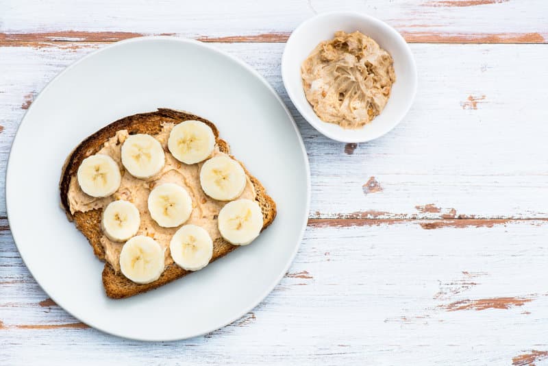 Toast mit Nussbutter und Banane