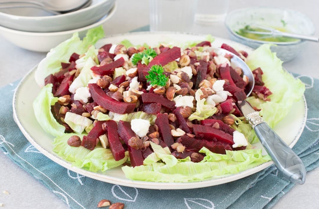 Bietjessalade met linzen, hazelnoten en geitenkaas