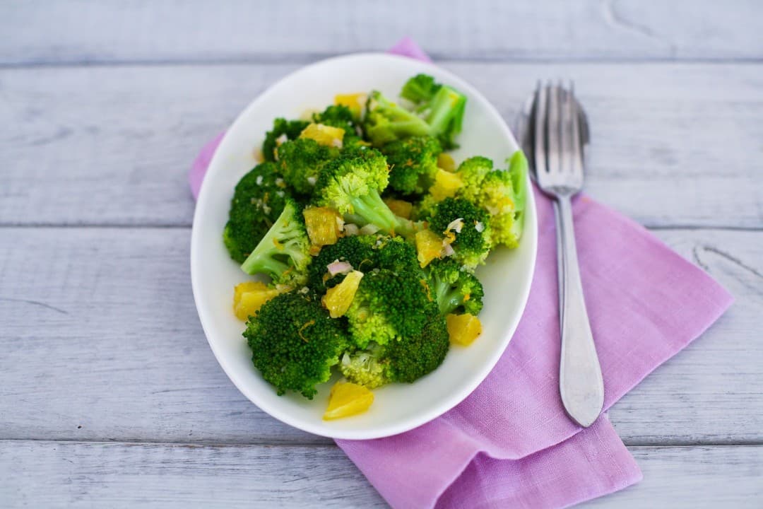 Broccoli met sinaasappeldressing