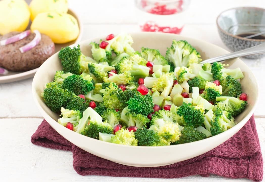 Broccolisalade met granaatappelpitjes