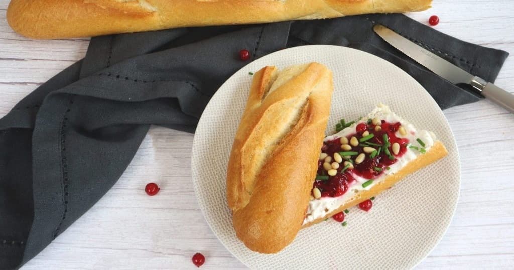 Broodje geitenkaas met rode bessen