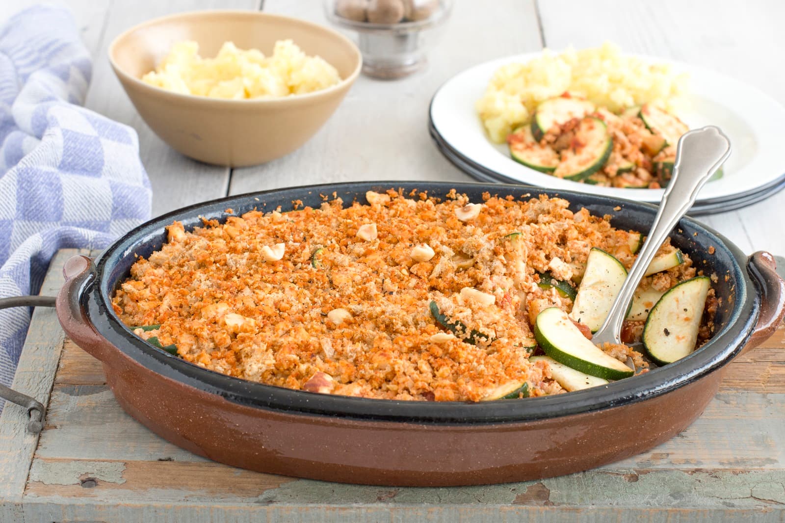 Courgette met een kruimellaagje en aardappelpuree