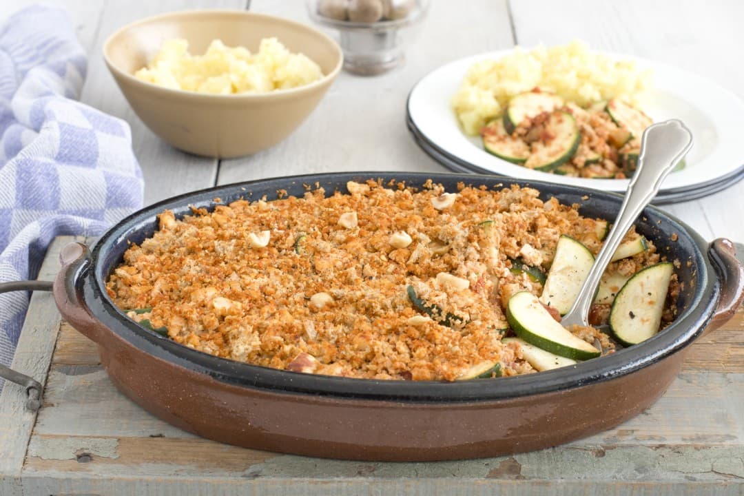 Courgette met een kruimellaagje en aardappelpuree
