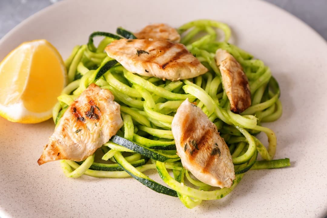 Courgette spaghetti met kip en paranoten
