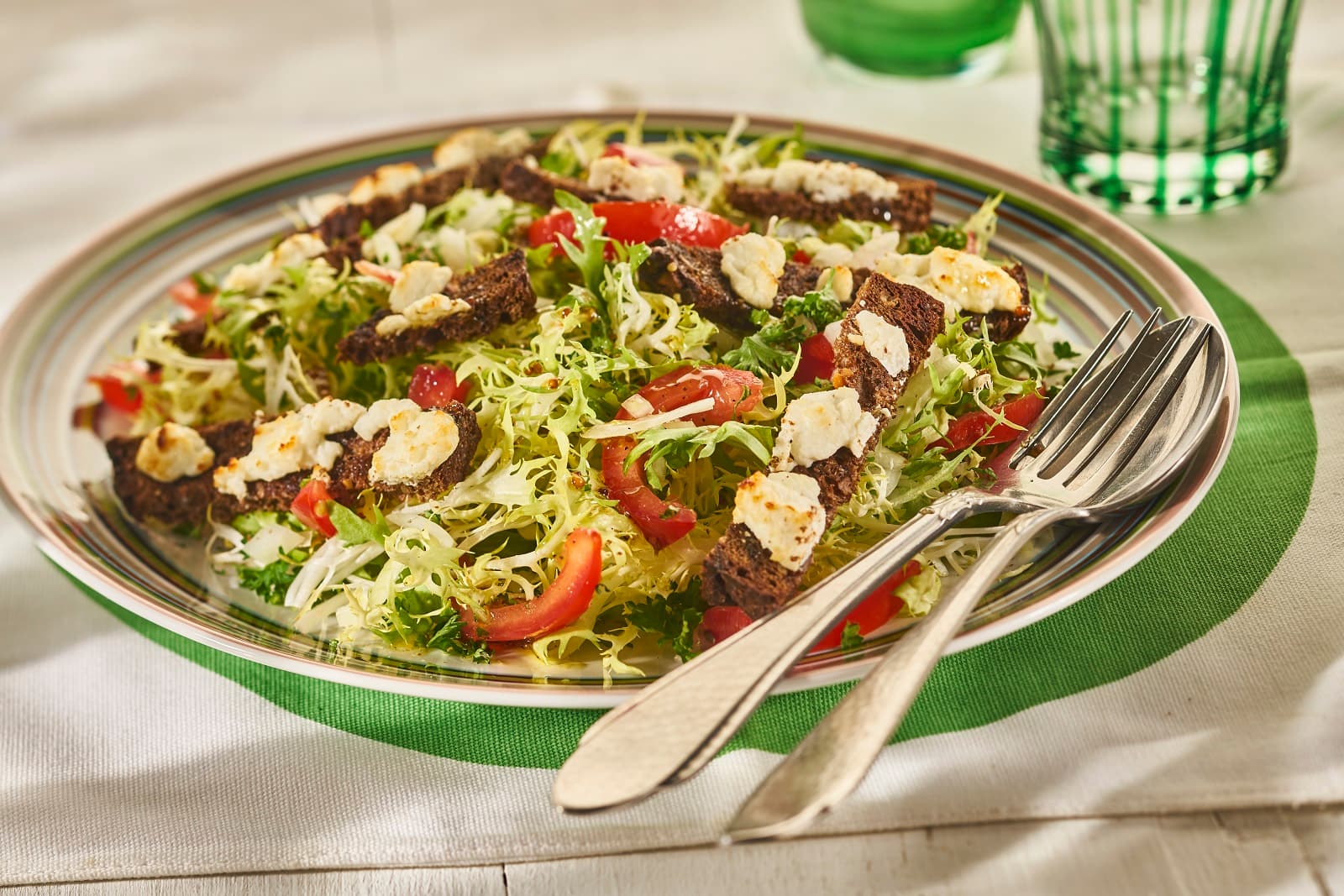Friséesalade met tomaat en geitenkaas