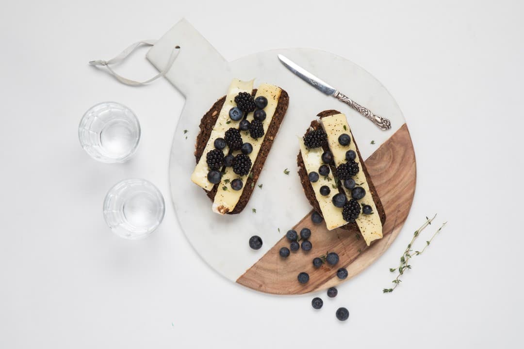 Zachtfruit crostini met blauwe bessen