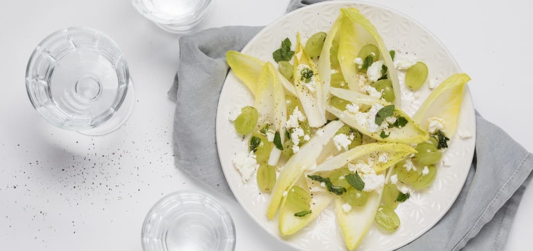 Witlofsalade met druiven, feta en munt
