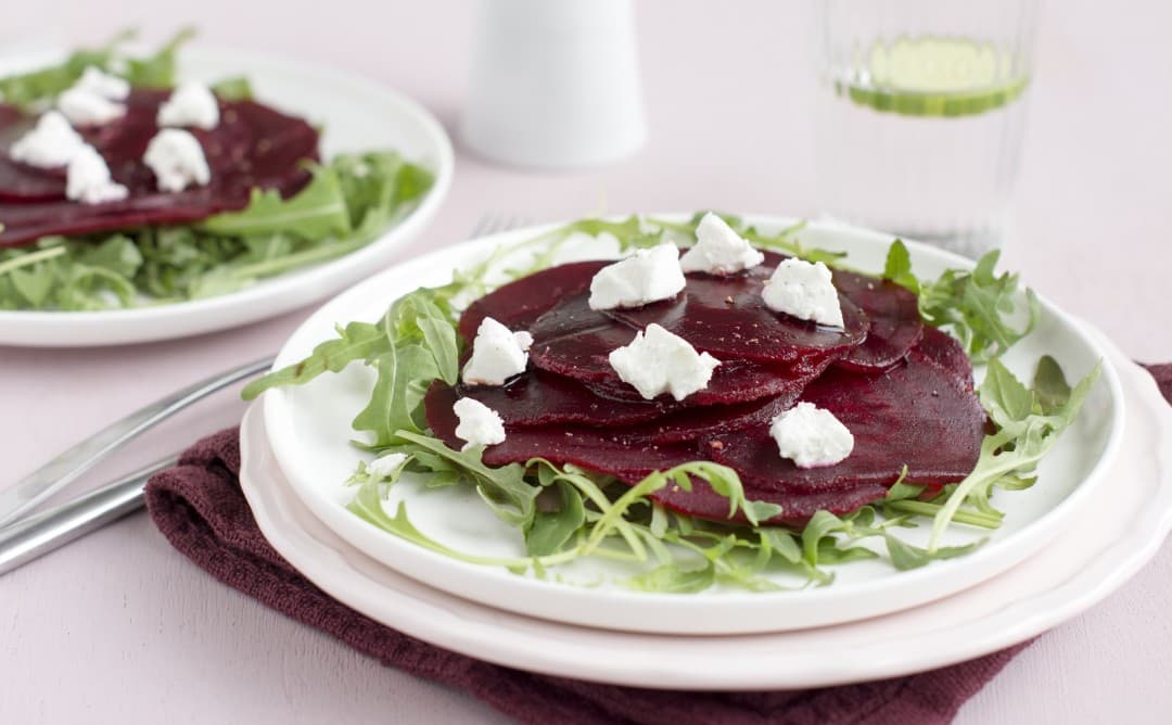Beetroot salad with rocket and goat cheese