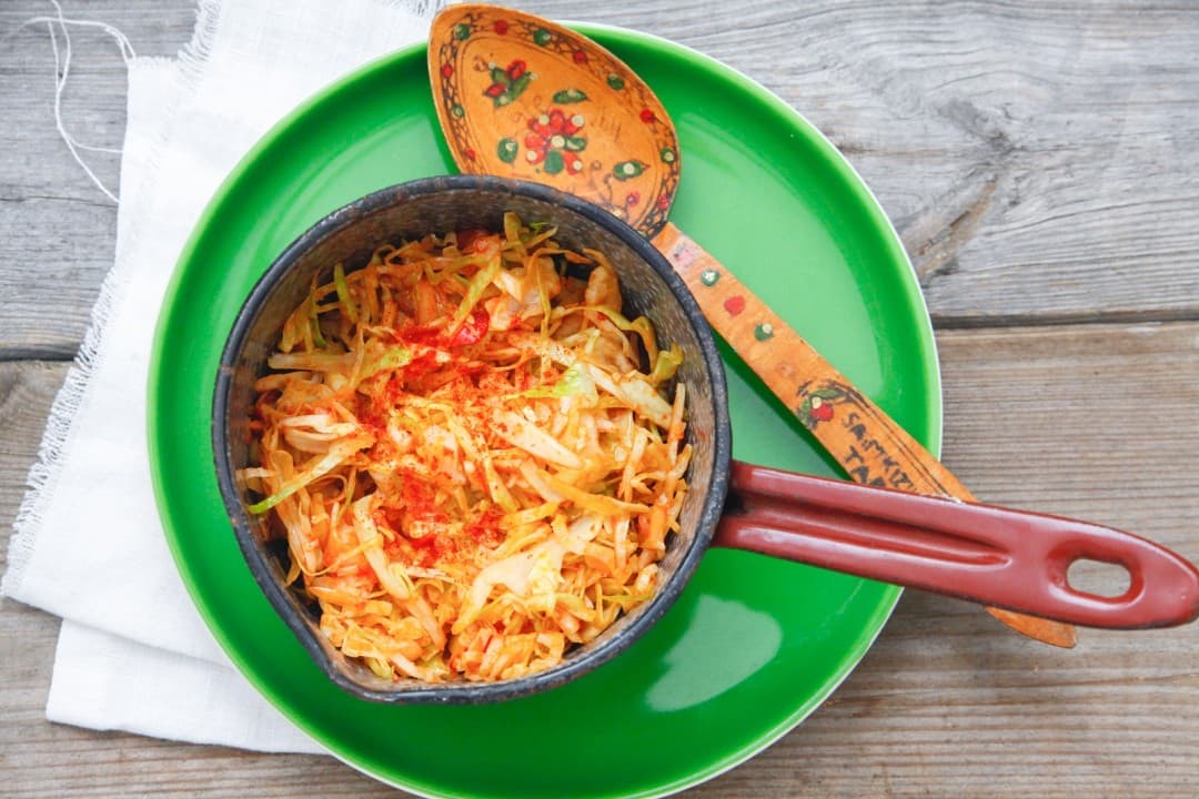 Gebratener pikanter Spitzkohl