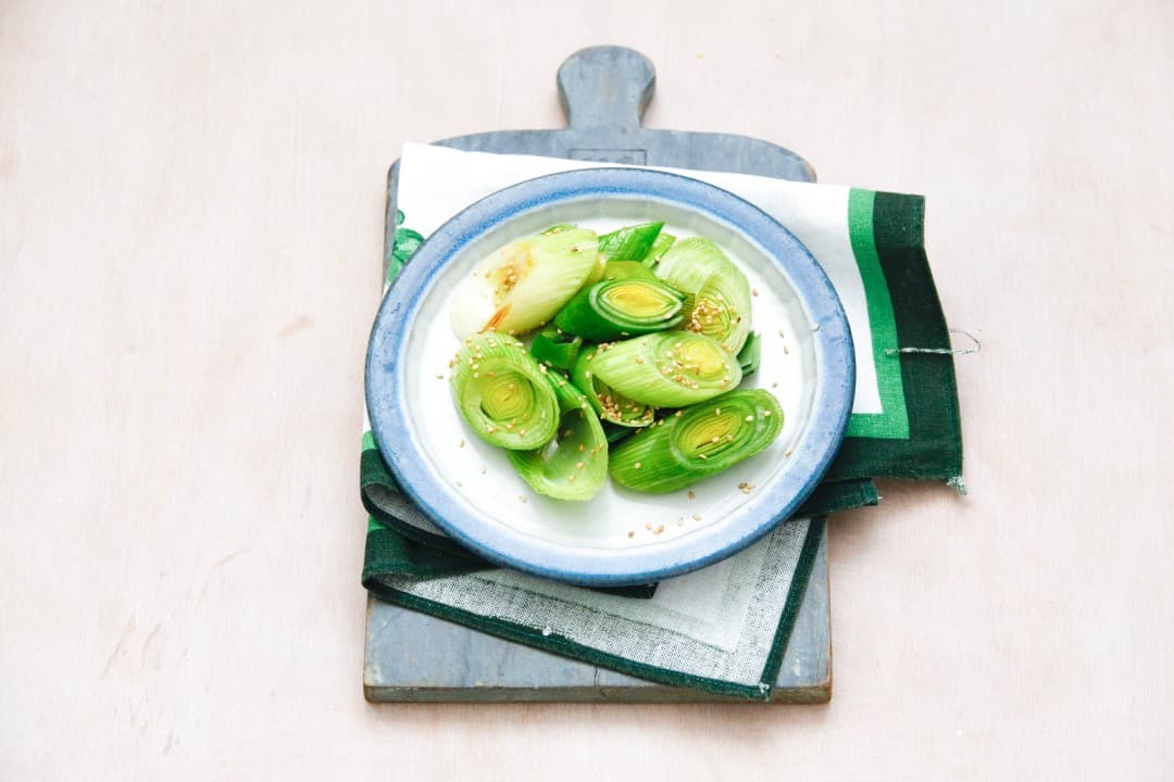 Stir-fried leeks with sesame seeds