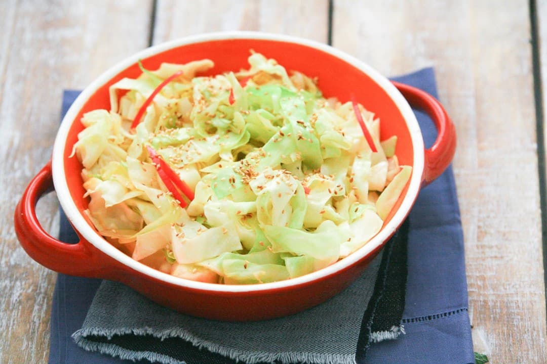 Stir-fried pointed cabbage with sesame seeds