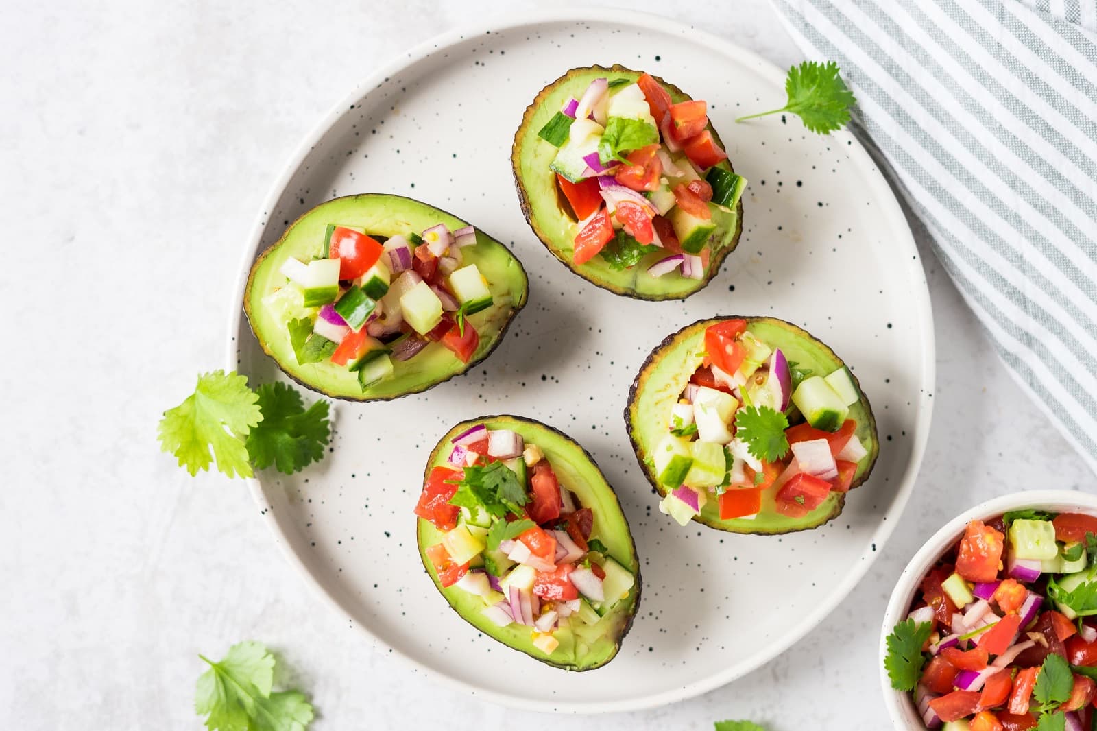 Gevuld avocadopartje met tomaat-komkommersalsa