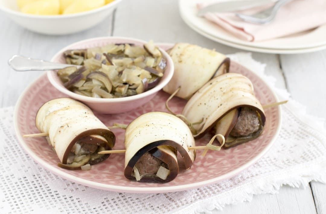 Gevulde auberginerolletjes met uiensaus