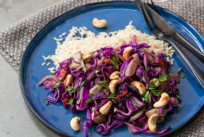 Gewokte paarse spitskool met champignons en kokoskerrie