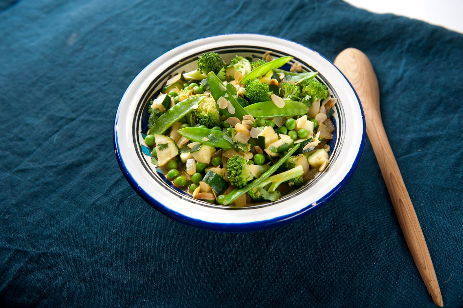 Groentecurry met linzen en geroosterde amandelen