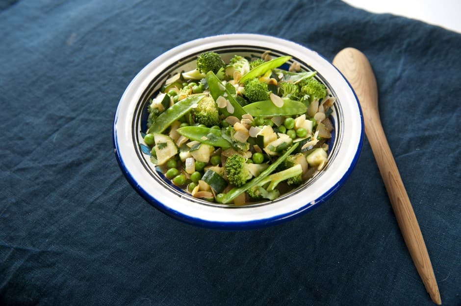 Groentecurry met linzen en geroosterde amandelen