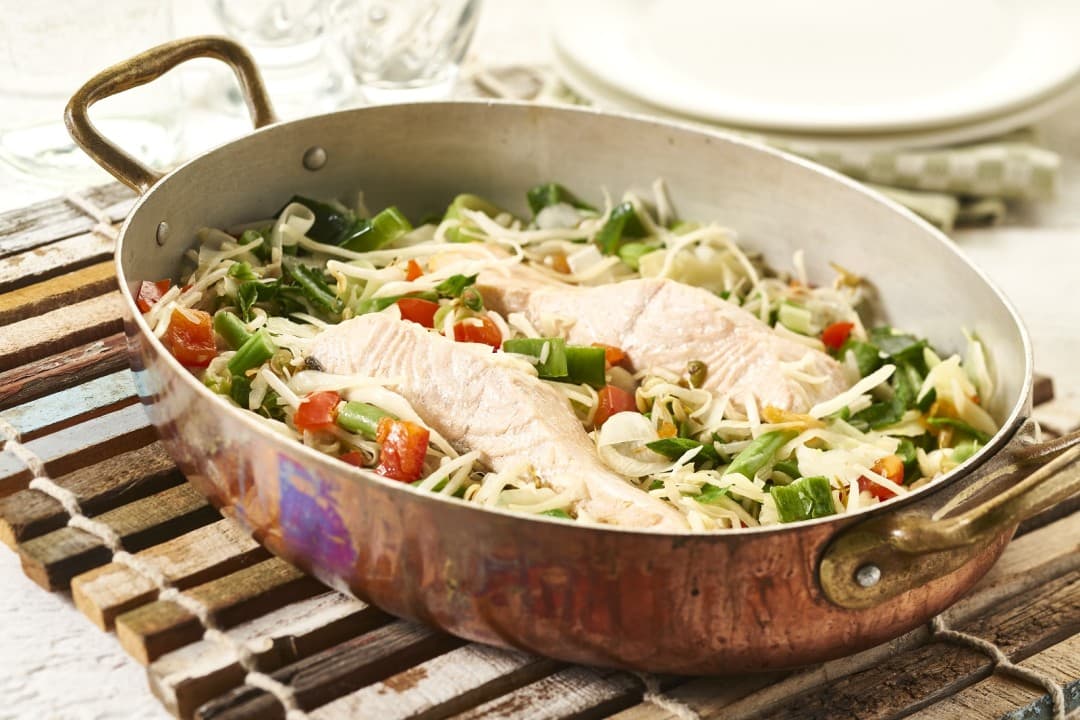 Gemüse mit geschmortem Lachsfilet