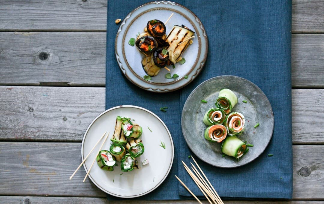 Cucumber rolls with salmon