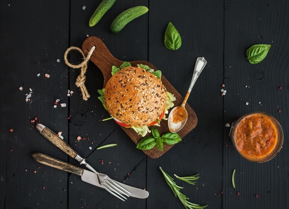 Burger met paprikasalade