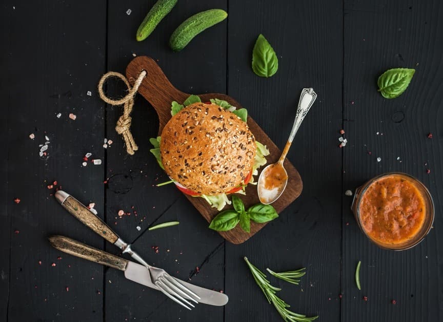 Burger met paprikasalade