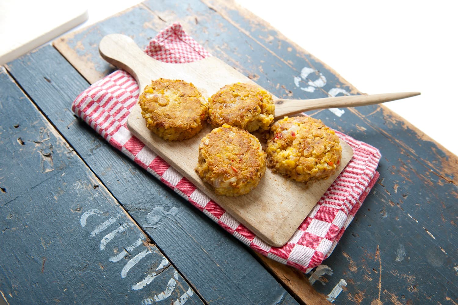 Kikkererwtenburgers met couscous en broccoli
