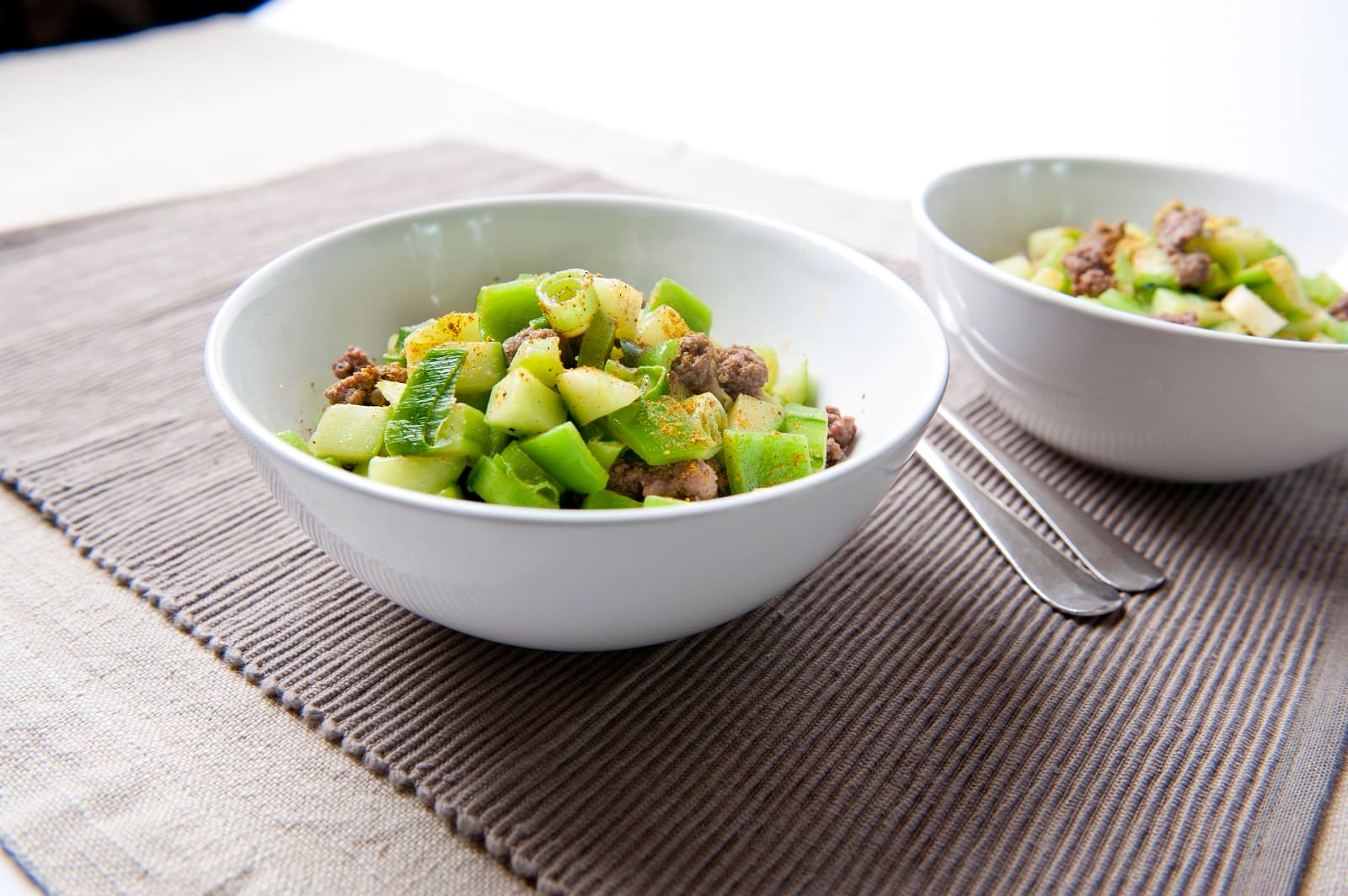 Komkommer in het groen met tartaar