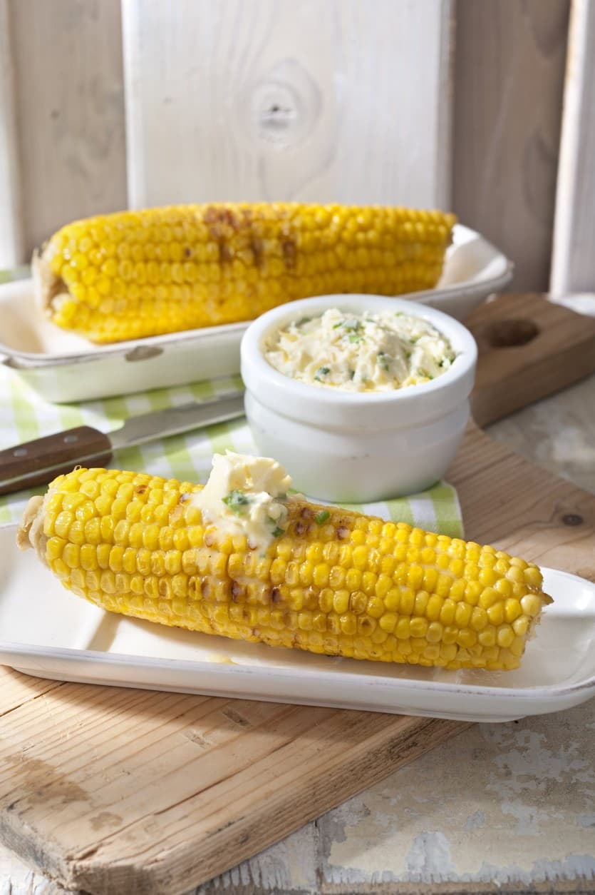 Corn cob with lemon sauce