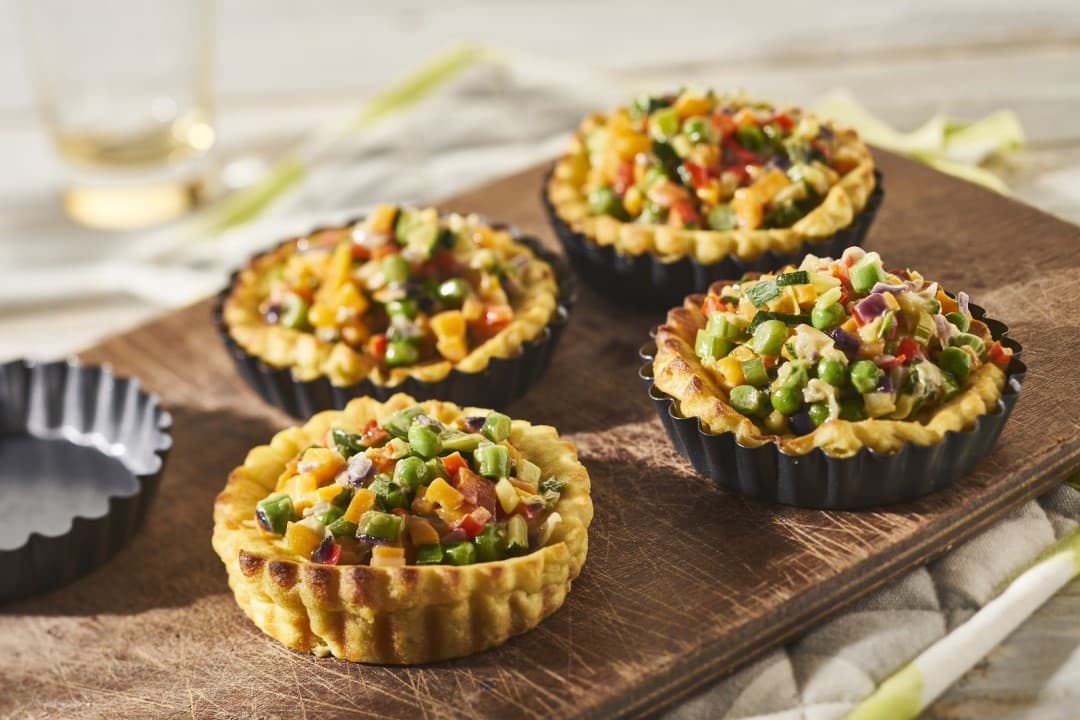 Mit Gemüse gefüllte Kartoffelschalen