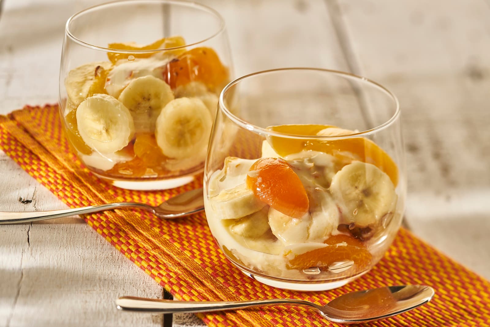 Toetje met abrikoos, banaan en hazelnoten