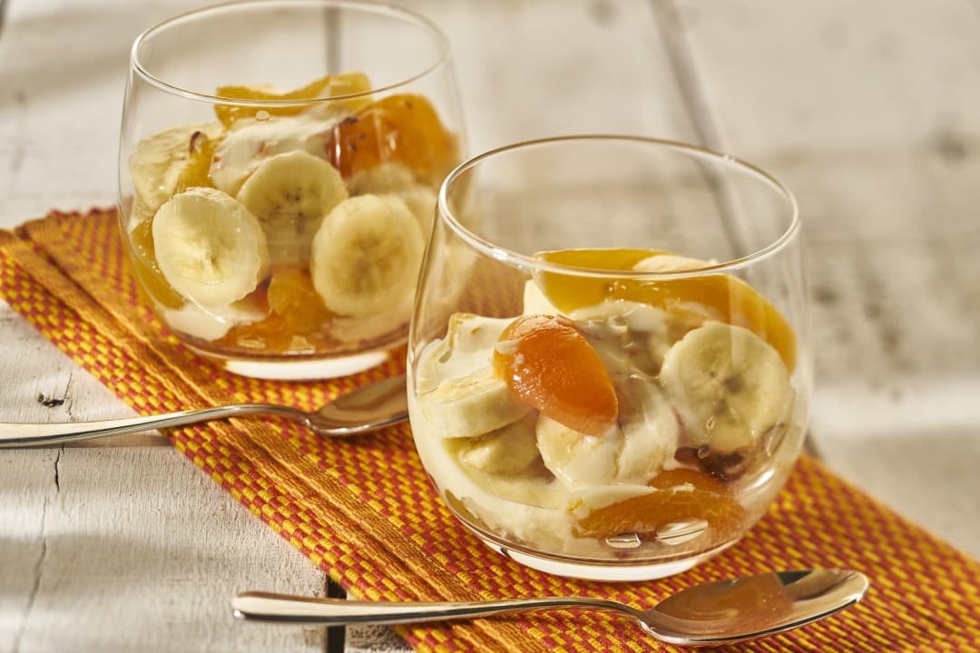 Toetje met abrikoos, banaan en hazelnoten