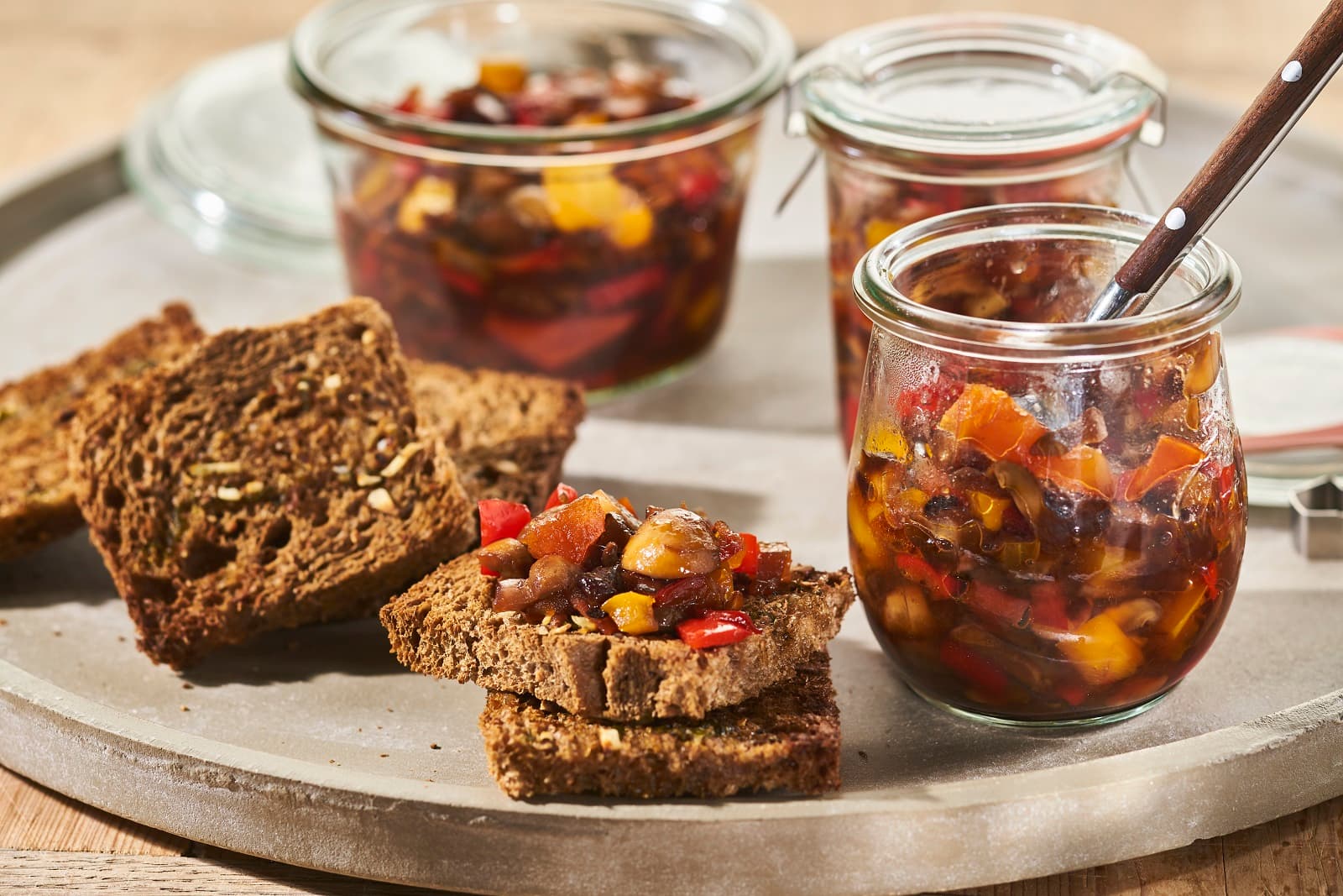 Bonte paprikachutney op toast