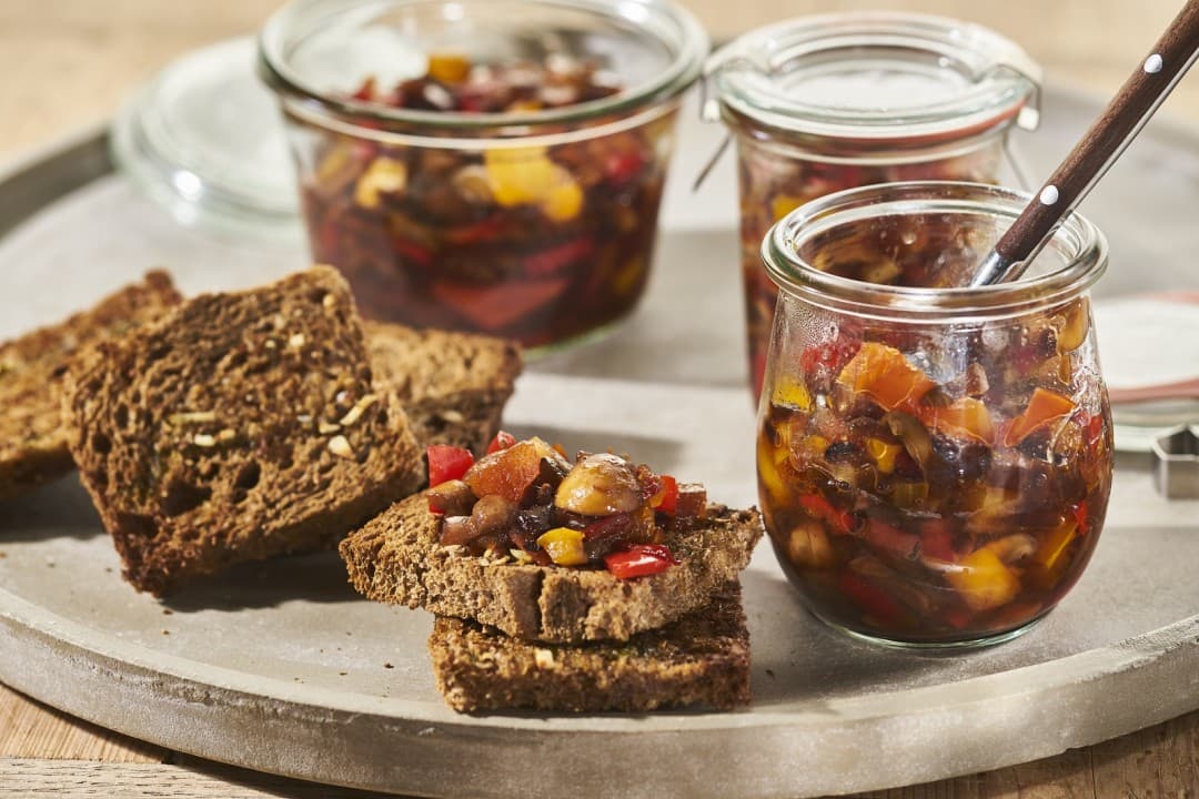 Bonte paprikachutney op toast