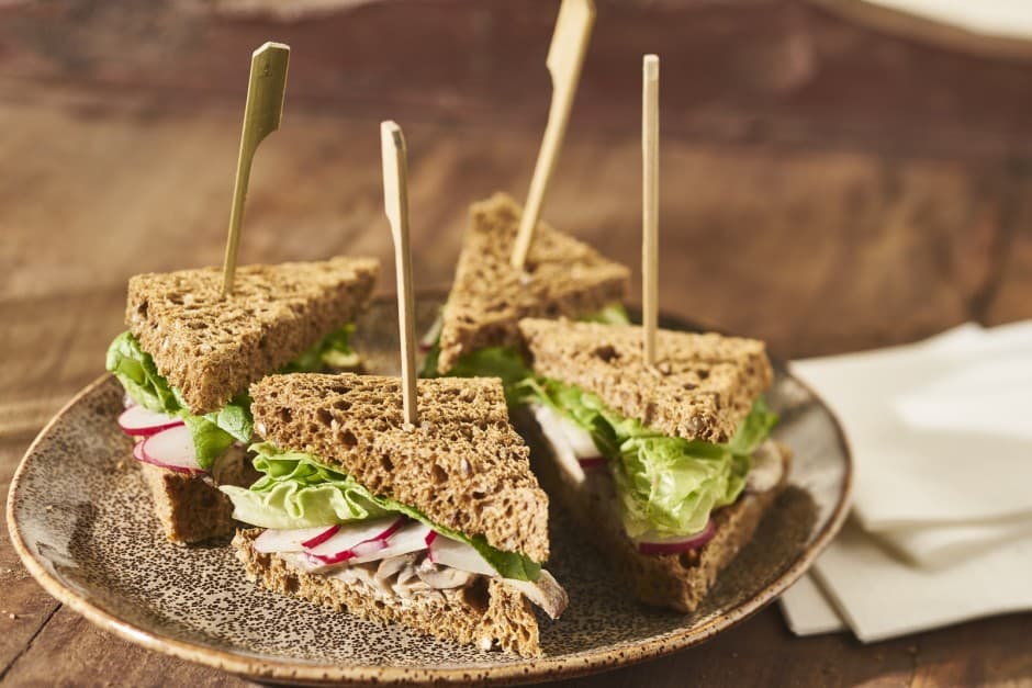 Sandwich met champignon en radijs