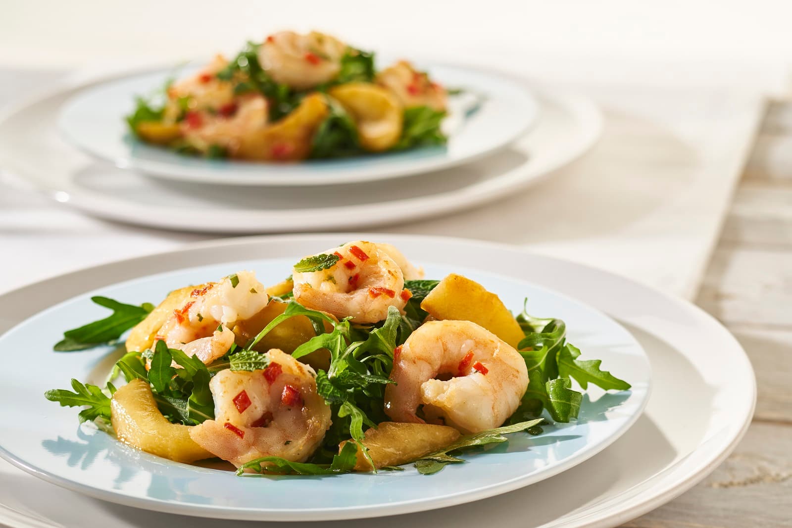 Gambasalat mit Elstar, Minze und Rucola