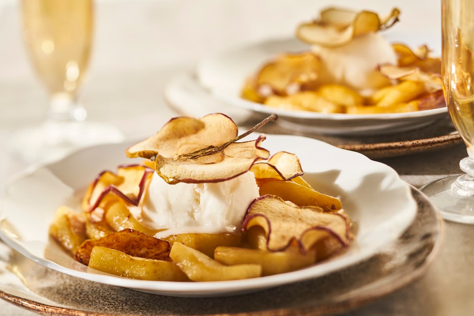 Gebakken appels en appelchips met ijs