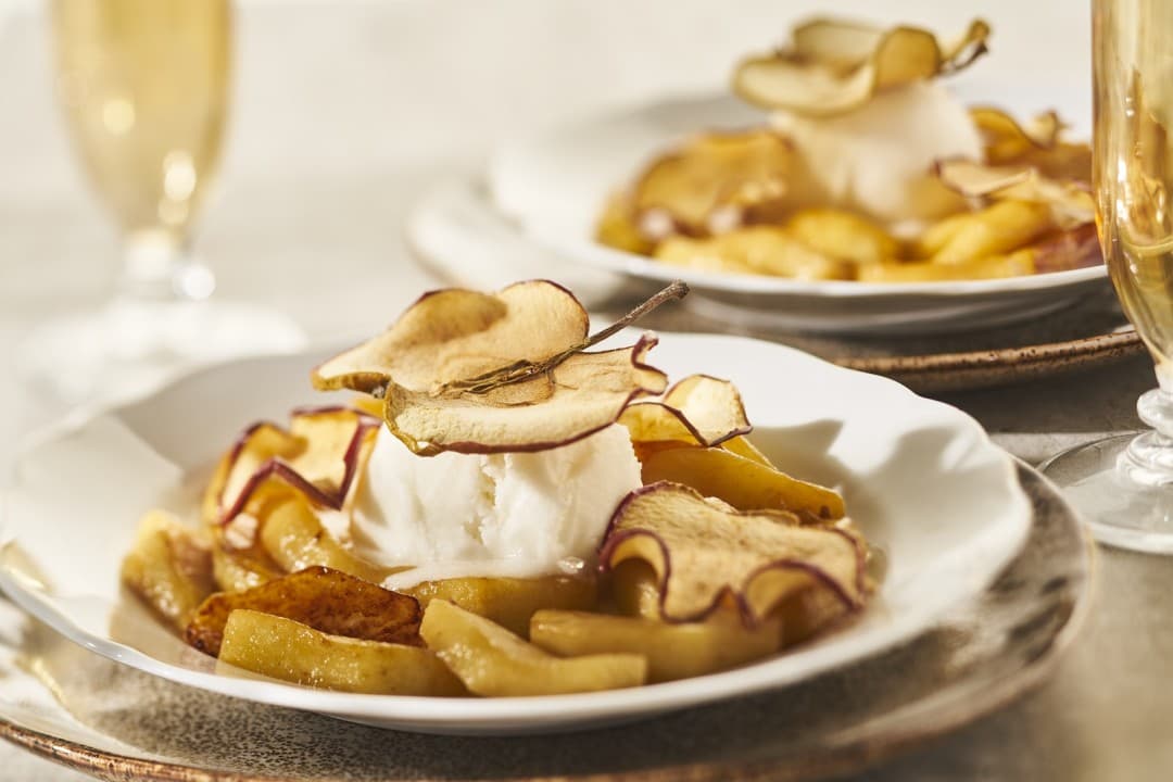 Bratäpfel und Apfelchips mit Eiscreme