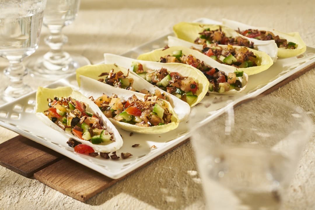 Gefüllte Zichorienblätter mit gebratenen Schalotten