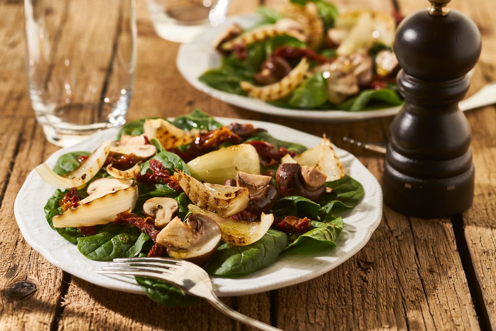Italiaanse salade met gegrilde zoete ui