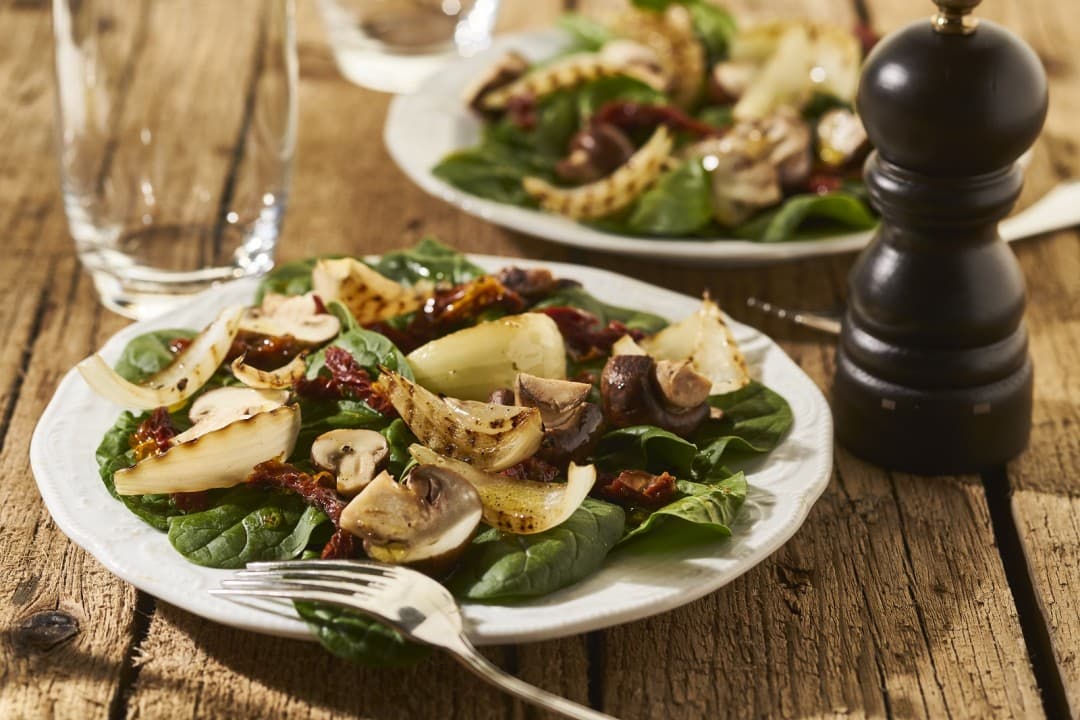 Italienischer Salat mit gegrillten süßen Zwiebeln