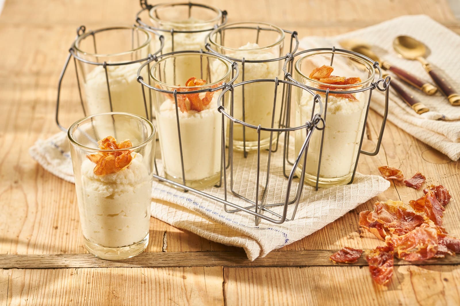 Glaasjes koude bloemkoolcrème met gegrilde ham