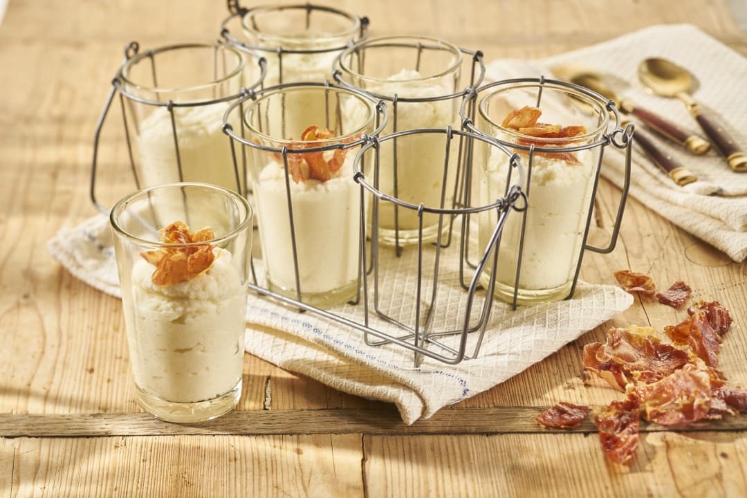 Glaasjes koude bloemkoolcrème met gegrilde ham