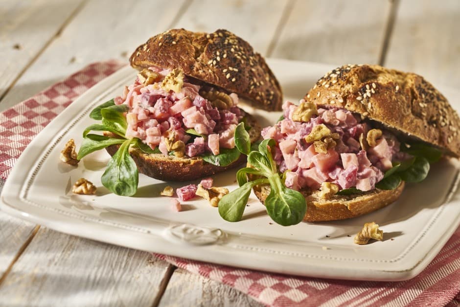Volkorenbol met rodebietensalade