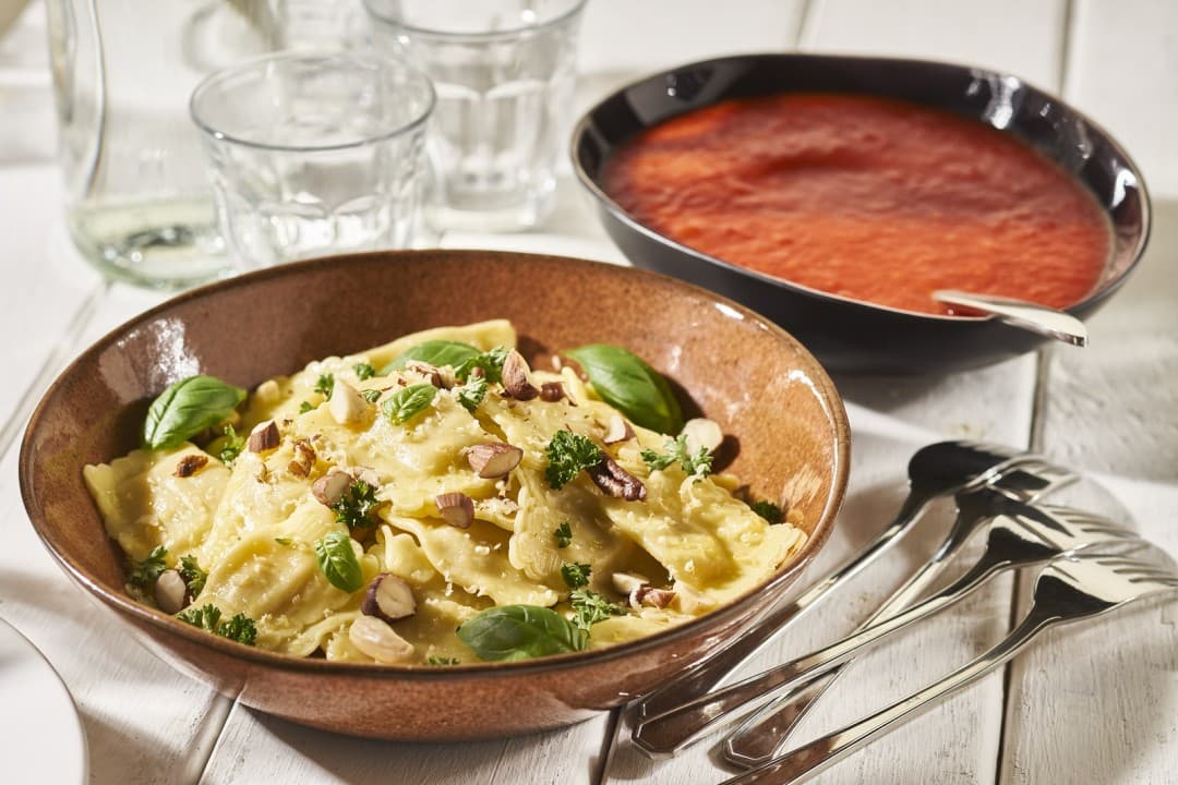 Ravioli met saus van geroosterde paprika’s